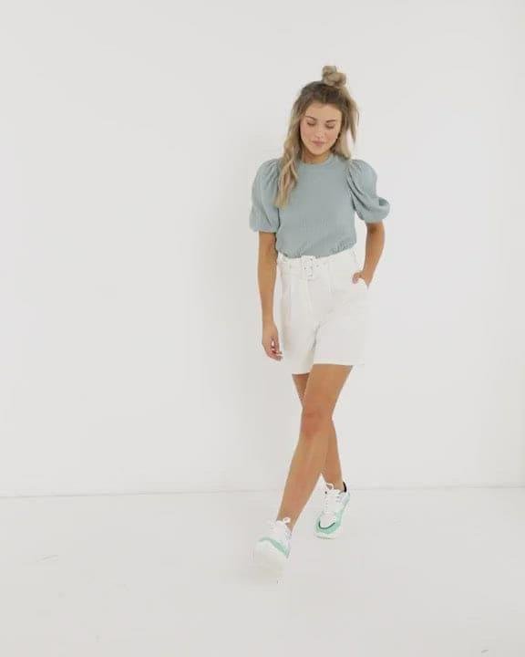 https://chicstoredaily.store/storage/main/video/video-1.mp4